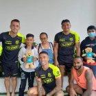 Integrantes de Barcelona hicieron un alto a los entrenamientos por la visita de los niños de la Fundación Ambulancia Deseo, cuyos niños pudieron conocer el estadio Banco Pichincha y compartir gratos momentos con los jugadores.