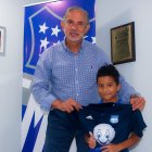 El pequeño Lucas Cruz junto al presidente José Pileggi.
