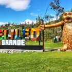 Los gigantes de madera fueron confeccionados por artesanos creadores de muebles.