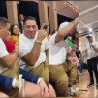 Estas son capturas del vídeo del festejo de Junior Roldán, que circuló en redes sociales.
