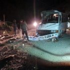 El pequeño bus que fue chocado por el autobús donde viajaban los 66 migrantes quedó a un lado de la carretera.