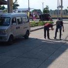 Cerca a la furgoneta, los agentes encontraron cinco indicios balísticos.