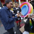 Wilson, quien también labora como payaso, vende piscinas inflables para generar un ingreso extra.