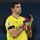 Emiliano Martínez falló dos goles en la derrota del Aston Vila, frente al Arsenal.