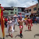 El recorrido a esta hora continúa por las diferentes calles del cantón, hasta llegar a la playa de Gabarra.