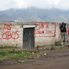 En las paredes de los cerramientos colocaron sus nombres y grafitis de Los Lobos, una peligrosa banda delictiva.
