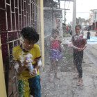 La gente disfruta del carnaval en los barrios.