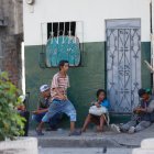 En las tardes, a pesar de contar con iluminación natural, consumen a vista de todos.