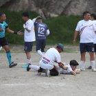 Luis Cruz siempre está  listo para brindar asistencia a los jugadores de varias ligas barriales del centro y sur de la capital.