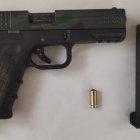 Entre las evidencias obtenidas por la Policía, hay un arma de fuego.