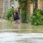 Una mujer pide que la rescaten, luego de que su vivienda terminara totalmente inundada.
