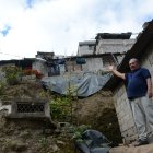 Hace un año que Pedro Montero no ha podido entrar a su vivienda, luego de un deslizamiento de tierra.