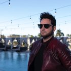 Acabó de abrir su

cuenta de TikTok. Él es su propio mánager y responde los mensajes en redes sociales.