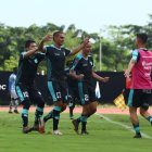 El zaguero Teodoro Paredes (c) y su celebración tras marcar el gol del Cumbayá.