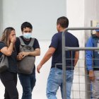 Familiares de Ana Elizabeth Tandazo Moreno lloran desconsolados su muerte.