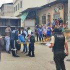 Agentes policiales llegaron al sitio para retirar el cadáver.