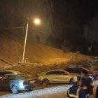 Autos aplastados por talud, en Zámbiza.