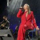 Ana Gabriel lució un traje rojo con una corbata a juego en su concierto.