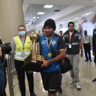 Junior Sornoza fue el encargado de llevar la copa de campeón.