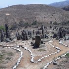 Los Menhires de Quillusara apuntan hacia la Cueva de los Tayos.