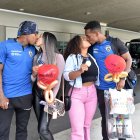 Joao Ortiz (i) y Anhthony Landázuri (d) fueron recibidos con besos por parte de sus esposas Gabriela Barrera y María Luisa Rivadeneira.
