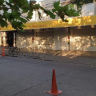 El supermercado fue baleado y dejaron un mensaje amenazante.