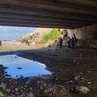 La víctima no ha sido identificada. Chamberos que pasaron por el lugar vieron que una mano sobresalía del agua. La escena era macabra.