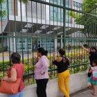 Familiares de hospitalizados esperando información información.