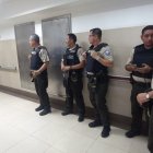 Agentes policiales llegaron al hospital Abel Gilbert instantes posteriores al ataque armado.