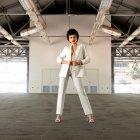 El traje sastre siempre comunica poder. Para lograr un efecto más sofisticado lúzcalo en un solo tono.