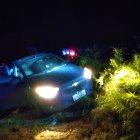 El auto quedó en medio de matorrales. El chofer cayó asesinado en plena vía y las tres mujeres junto al carro.