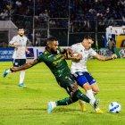 Gabriel Achilier (i), exEmelec, marcó el primer gol de Orense.