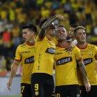 Fernando Gaibor (17) y Damián Díaz (10)  manejaron la  pelota en el  triunfo de Barcelona ante Delfín.