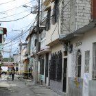 El electricista acudió para realizar arreglos en el barrio, pero casi fallece por una descarga.
