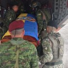 Traslado del cuerpo del militar asesinado.