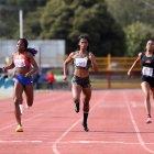 Anahí Suárez (c)  demostró su fortaleza en la prueba de 400 metros planos, pese a que no es su especialidad.