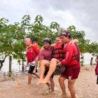 Bomberos rescataban a niños y mujeres y los llevaban a un lugar seguro.