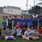 Cientos de niñas y niños entrenan a diario en la cancha del parque de Sauces 2.