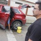 Luis se dedicó ayer a secar el interior de su ‘nave’, que había estacionado fuera de su casa.