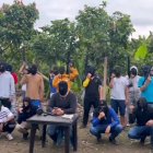 En el video se ve a 25 hombres portando diversas armas de fuego.