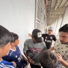 Miller Bolaños hablando y firmando autógrafos a los hinchas del Emelec.