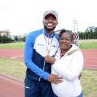 Marcos Herrera con su madre, María Pineda, a quien le dedicó su victoria en los 110 metros vallas.