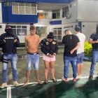 La policía aprehendió a cuatro personas, entre ellos a dos menores de edad.