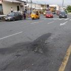 En la calzada quedó una mancha negra a causa de las llamas.