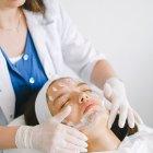 Una vez al mes acude a la esteticista para una limpieza facial profunda.