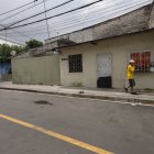 Los cuerpos quedaron tirados junto a una vivienda. Este lunes, los moradores evitaron pronunciarse al respecto, pues aún estaban con temor.