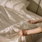 El 35 % de las bacterias que están en la cama provienen de nuestro cabello, uñas y piel.