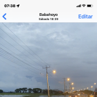 En la vía Juján - Babahoyo, el agua tapa la carretera.