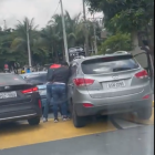 El robo fue captado en video por un conductor desde su vehículo.