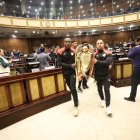 Mientras resuelven jugar o no la Asamblea Nacional entregó al campeón Aucas el galardón Dr. Vicente Rocafuerte, máxima presea al mérito deportivo.